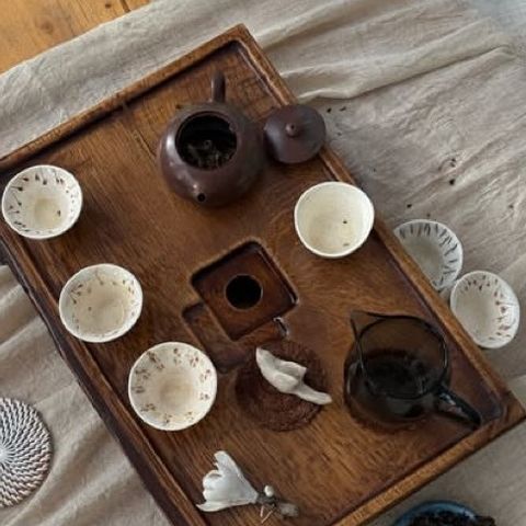 Деревянная чабань с чайником, гайванью и белыми пиалами